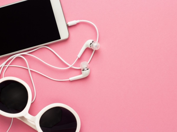 studio-shot-of-white-accessories-on-pink-back-7E4JTGC@2x